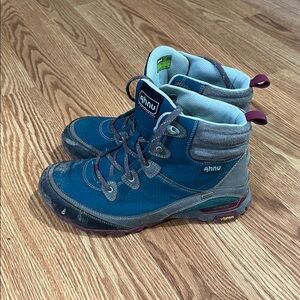Ahnu Teva Hiking Boots - Women’s Size 9